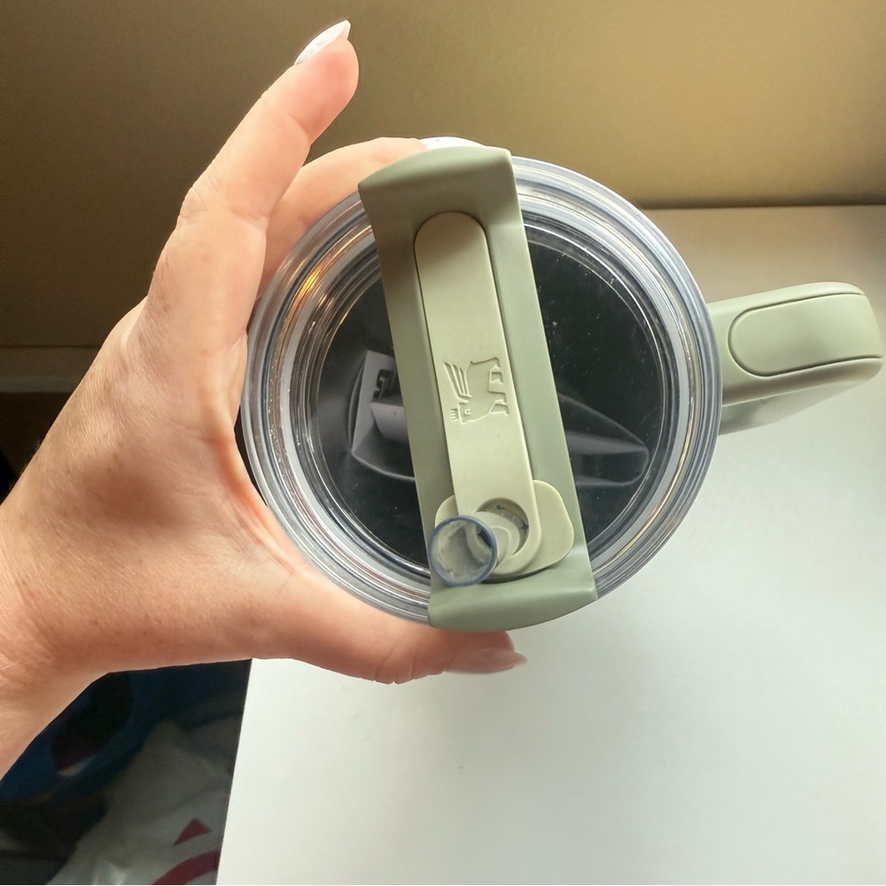 Stanley X Hearth & Hand/Magnolia LIMITED EDITION Serene Green 40oz Water Tumbler - Picture 3 of 6